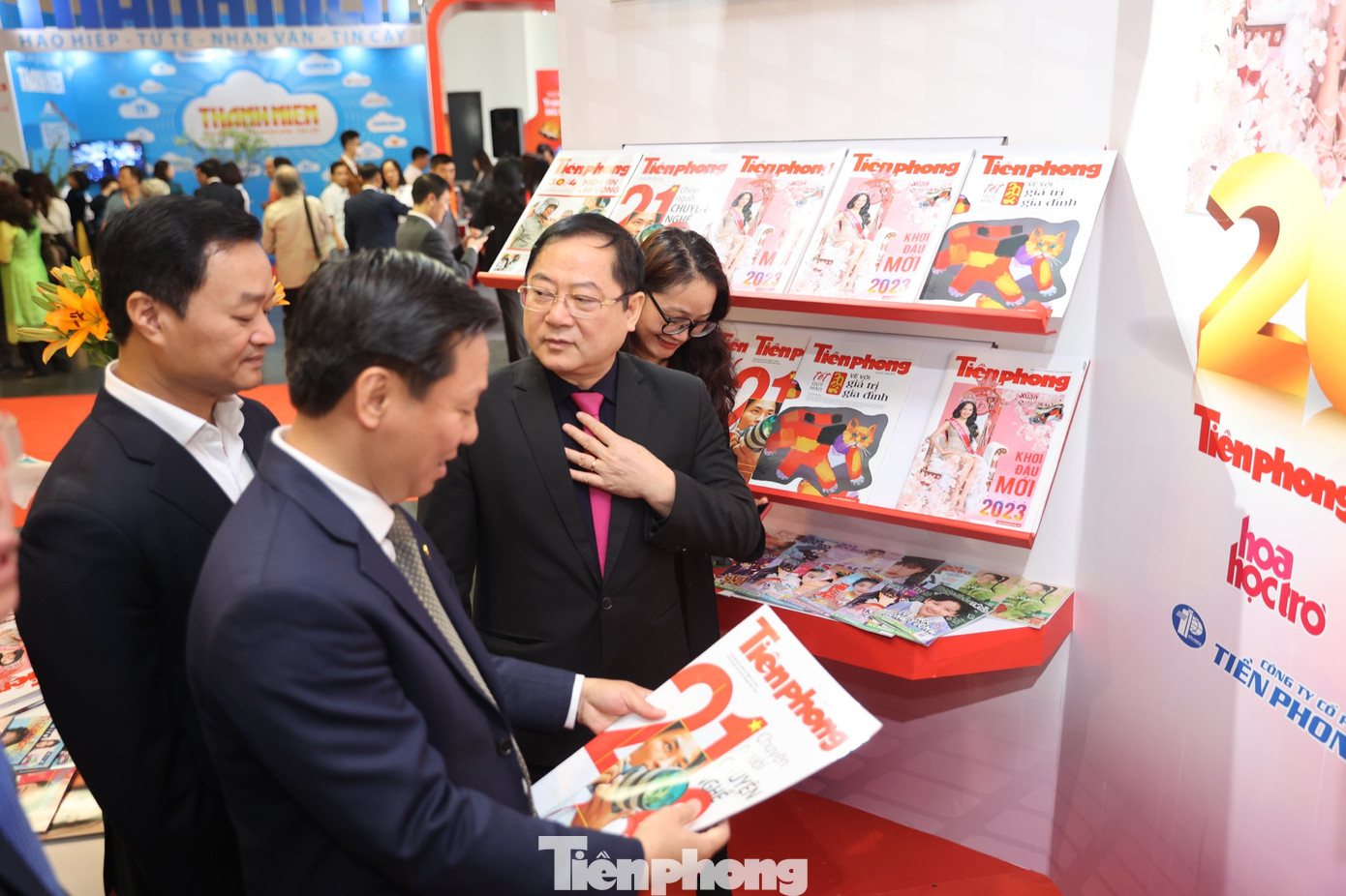 Phó trưởng Ban Tuyên giáo Trung ương Trần Thanh Lâm xem ấn phẩm đặc biệt kỷ niệm 97 năm báo chí cách mạng Việt Nam do báo Tiền Phong phát hành (ảnh: Như Ý).