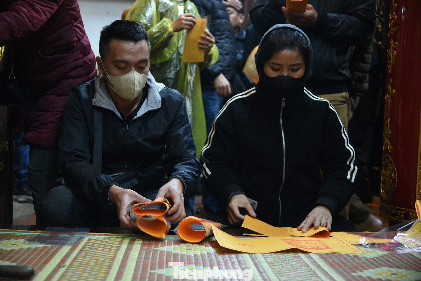 Ban tổ chức phát ấn trong đêm. Ảnh: Trọng Tài. Ban tổ chức phát ấn trong đêm. Ảnh: Trọng Tài.