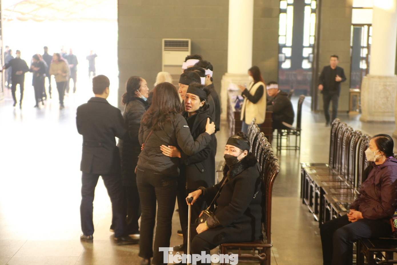 Bạn bè, đồng nghiệp chia buồn cùng tang quyến. Ảnh: Gia Linh Bạn bè, đồng nghiệp chia buồn cùng tang quyến. Ảnh: Gia Linh