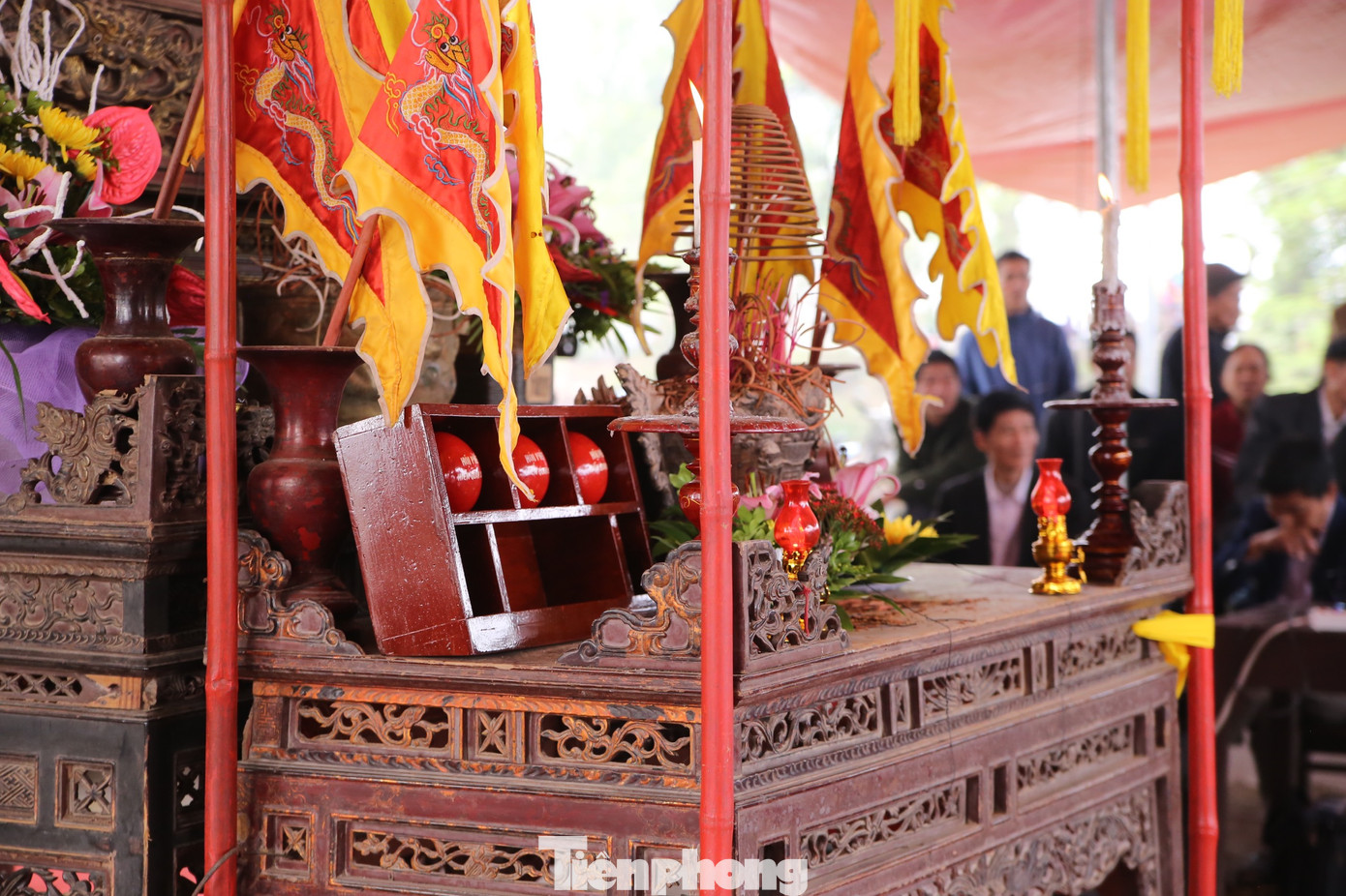 Tương truyền, để rèn luyện quân sĩ, Thiều Hoa công chúa nghĩ ra việc đẽo gốc tre thành hình tròn (quả to gọi là phết, nhỏ hơn gọi là quả chúi), chia quân để đánh phết - nghĩa là hai bên tìm cách đưa được quả phết (hoặc chúi) ra khỏi phạm vi quy định. Ảnh: GIA LINH.