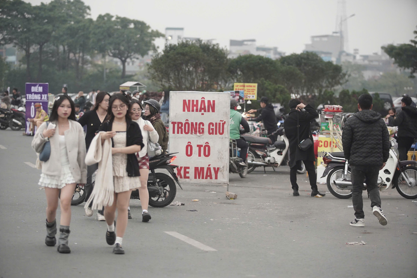 Giá gửi xe theo bãi của BTC là 50.000 đồng/xe máy, 200.000 đồng/ô tô. Các bãi bên ngoài thu đắt hơn, khoảng 70.000 đồng/xe máy.