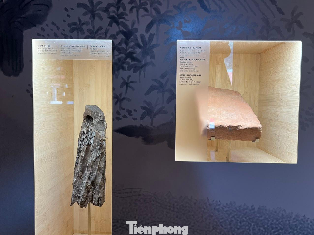 Hiện vật gỗ và gạch hình chữ nhật có niên đại từ thế kỷ X, gắn với sự ra đời của Quốc Tử Giám. Ảnh: NGỌC ÁNH.