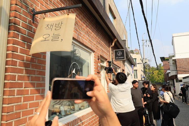 Độc giả xếp hàng trước cửa hàng sách của Han Kang. Độc giả xếp hàng trước cửa hàng sách của Han Kang.