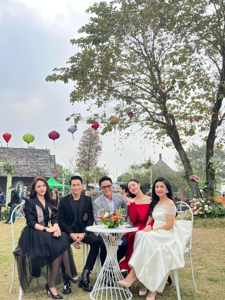 Bối cảnh ngoài trời của chương trình.