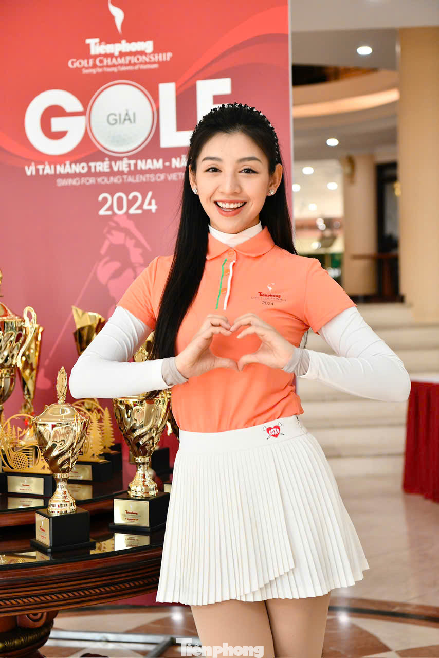 Người đẹp Lê Thanh Tú - Top 10, Người đẹp Áo dài Hoa hậu Việt Nam 2018 nhiều lần tham gia Tiền Phong Golf Championship. Tuy nhiên, cô nói lần nào tham gia cũng hồi hộp, hào hứng. "Tiền Phong Golf Championship luôn là dịp để Thanh Tú giao lưu, học hỏi kinh nghiệm. Tôi từng đoạt giải Longest drive tại giải đấu này. Hy vọng năm nay lại may mắn chinh phục giải thưởng", Thanh Tú nói.