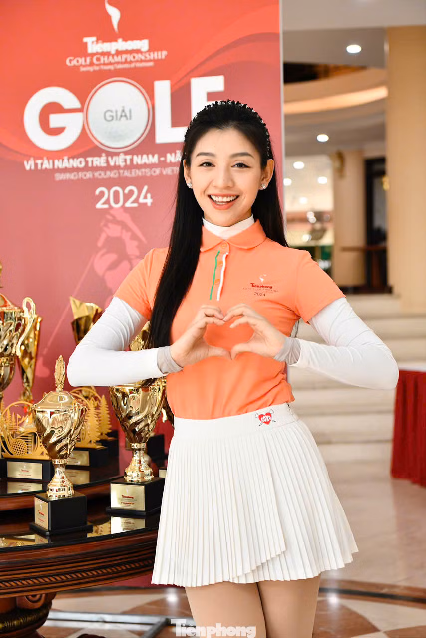 Người đẹp Lê Thanh Tú - Top 10, Người đẹp Áo dài Hoa hậu Việt Nam 2018 nhiều lần tham gia Tiền Phong Golf Championship. Tuy nhiên, cô nói lần nào tham gia cũng hồi hộp, hào hứng. "Tiền Phong Golf Championship luôn là dịp để Thanh Tú giao lưu, học hỏi kinh nghiệm. Tôi từng đoạt giải Longest drive tại giải đấu này. Hy vọng năm nay lại may mắn chinh phục giải thưởng", Thanh Tú nói.