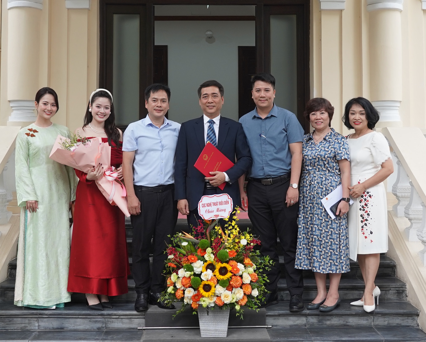 NSƯT Kiều Minh Hiếu cùng cán bộ, diễn viên Nhà hát Kịch Việt Nam.