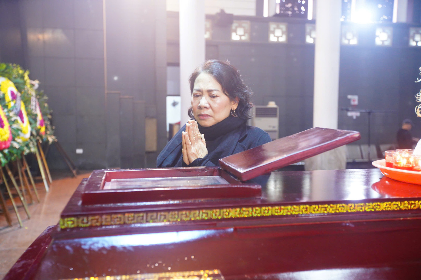 Đồng nghiệp, bạn bè, những nhà báo thế hệ sau không cầm được nước mắt khi phải từ biệt một nhà báo bản lĩnh.