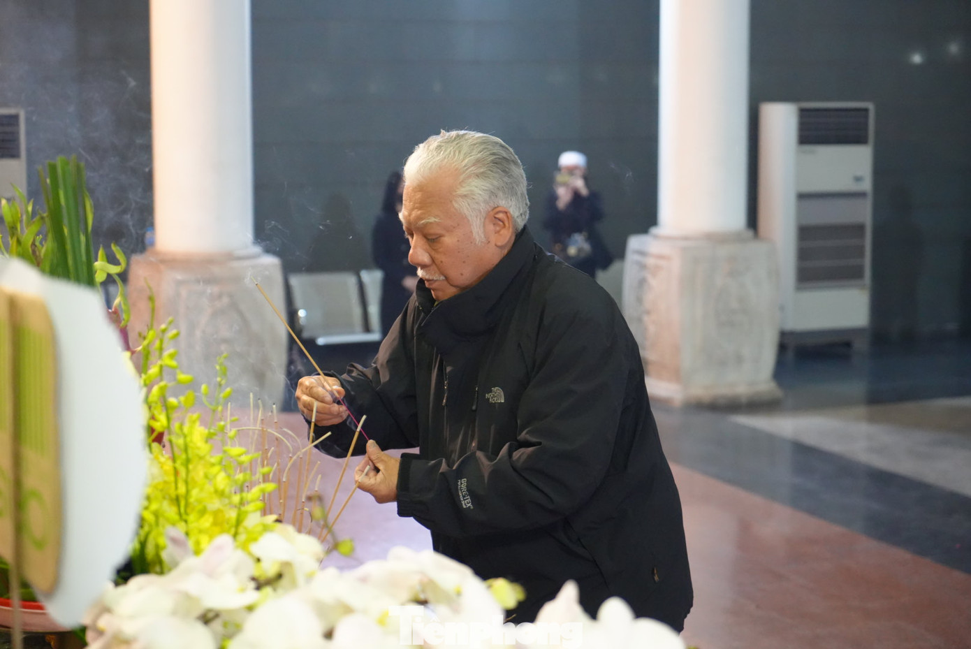 NSƯT Lê Chức - nguyên Phó Chủ tịch Thường trực Hội Nghệ sĩ sân khấu Việt Nam - viếng nhà thơ Dương Tường. Ảnh: TRỌNG QUÂN.