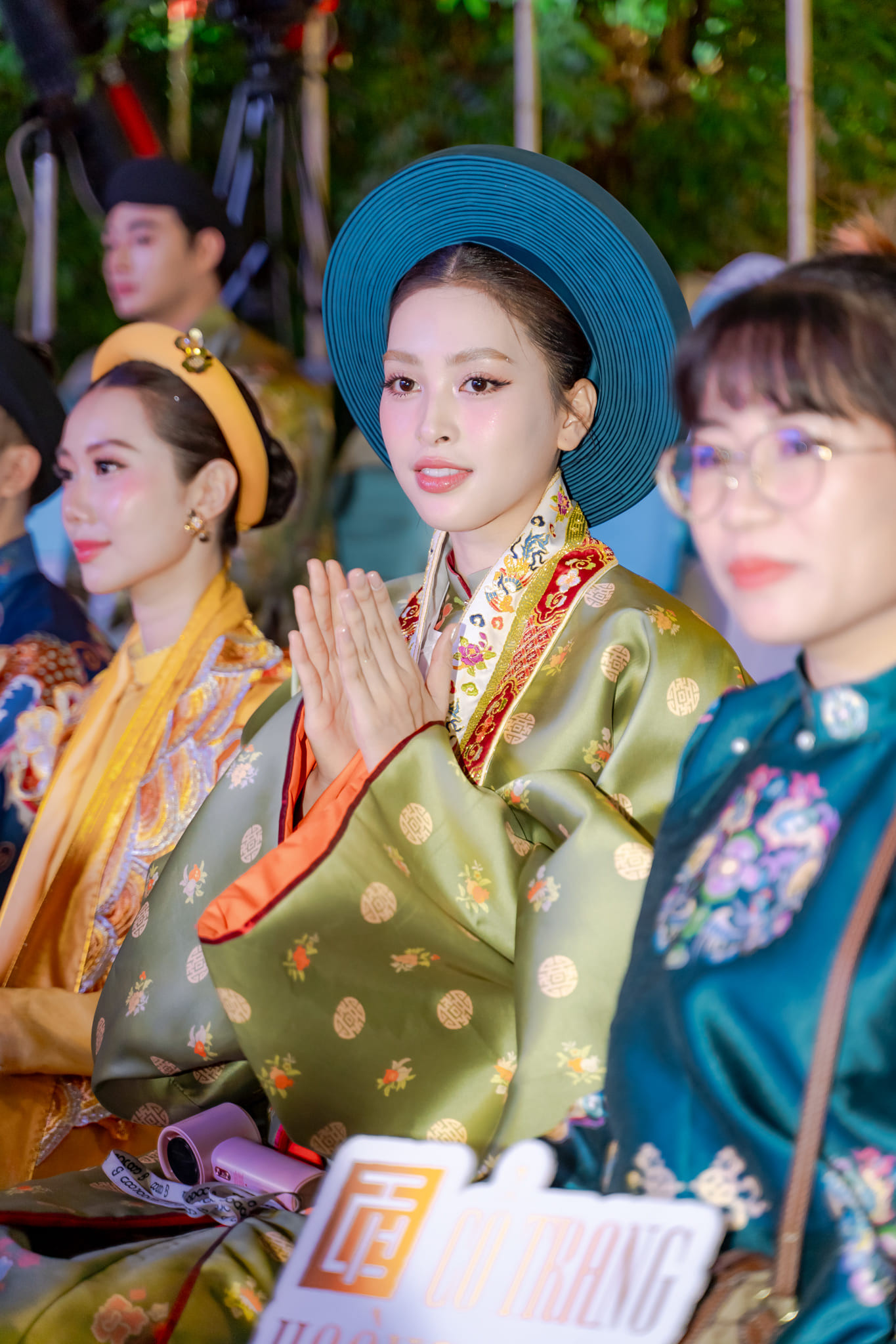 Tối 22/3, nhiều nghệ sĩ, hoa hậu góp mặt tại ngày hội Việt phục Tóc xanh vạt áo lần thứ 5 - diễn ra tại Nhà Văn hóa Thanh Niên TP.HCM. Đêm diễn có chủ đề Xuôi dòng huyền thoại, đưa khán giả quay ngược thời gian, điểm lại những dấu mốc vàng son của dân tộc.