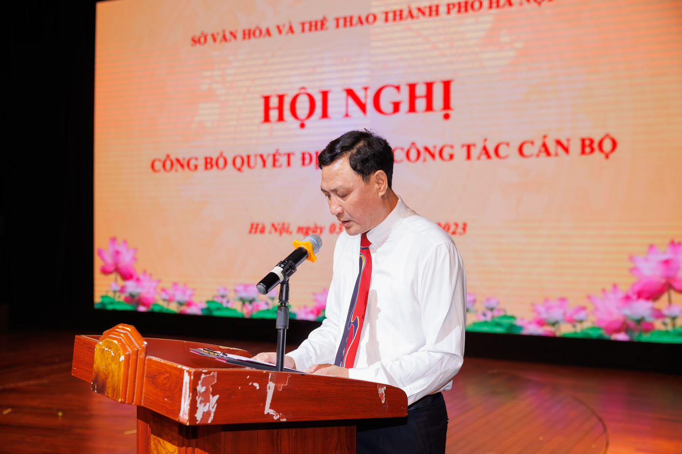 NSƯT Dương Đức Quang từng giữ chức vụ Trưởng đoàn 3 của Nhà hát Kịch Hà Nội. NSƯT Dương Đức Quang từng giữ chức vụ Trưởng đoàn 3 của Nhà hát Kịch Hà Nội.