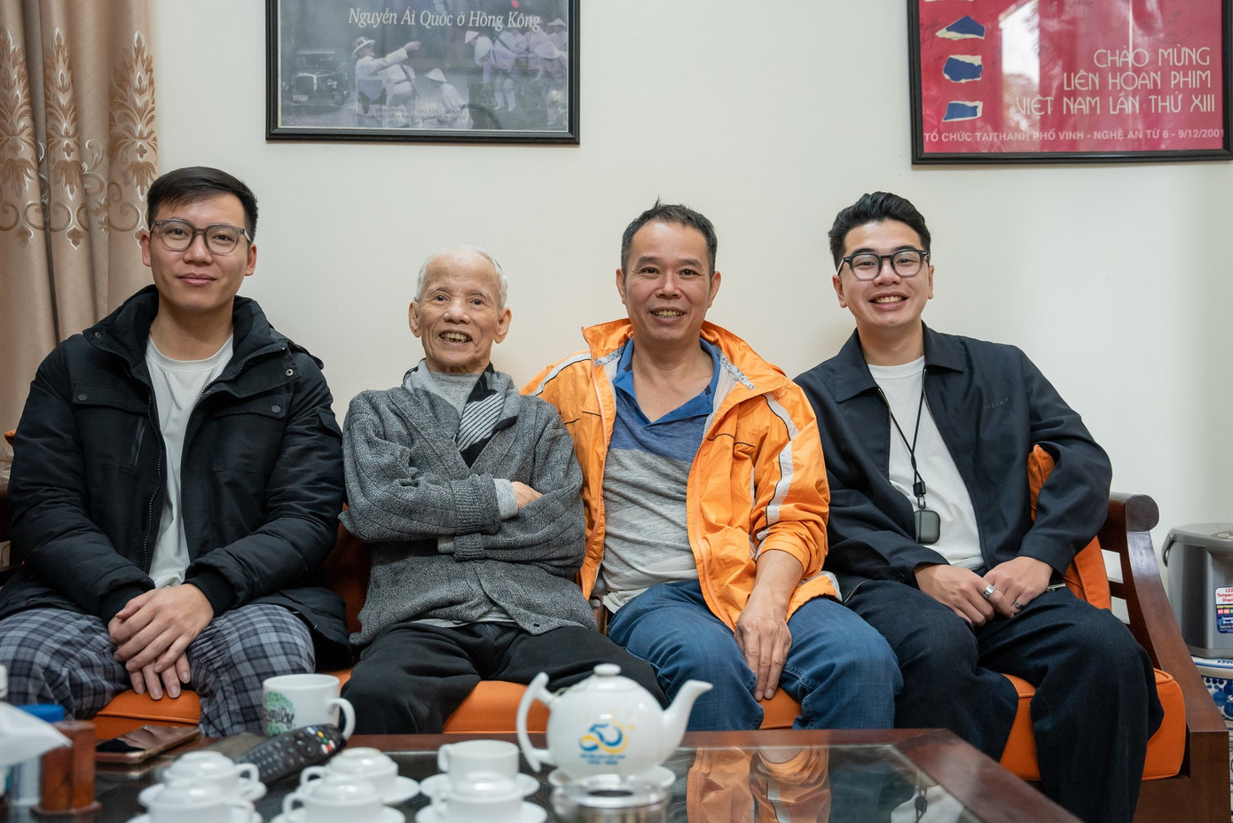 Đạo diễn Nguyễn Khắc Lợi (thứ hai từ trái sang) cùng các học trò, thế hệ làm phim trẻ. Đạo diễn Nguyễn Khắc Lợi (thứ hai từ trái sang) cùng các học trò, thế hệ làm phim trẻ.