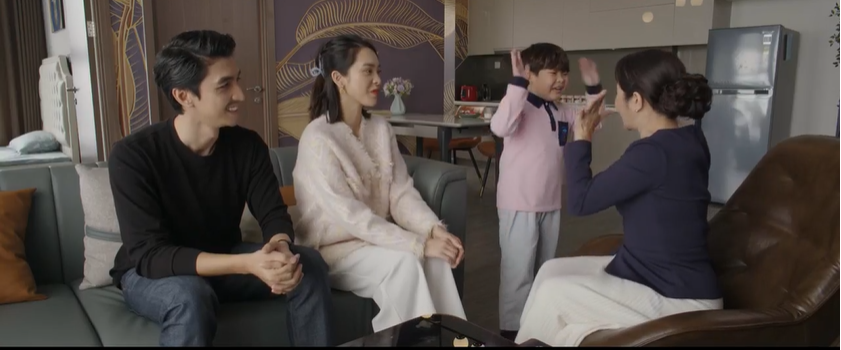 Vy mang bầu khiến mẹ chồng vô cùng phấn khởi. Ảnh: CMH. Vy mang bầu khiến mẹ chồng vô cùng phấn khởi. Ảnh: CMH.