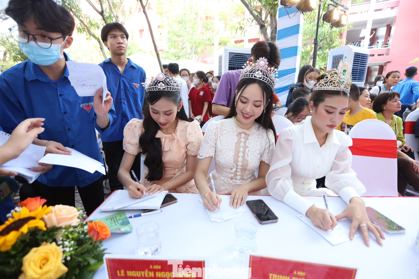 Trong khi chờ tới phần giao lưu, hai Á hậu Thùy Linh, Ngọc Hằng, Hoa hậu Đoàn Thiên Ân nhận được nhiều lời đề nghị ký tặng từ học sinh TP. Vinh.