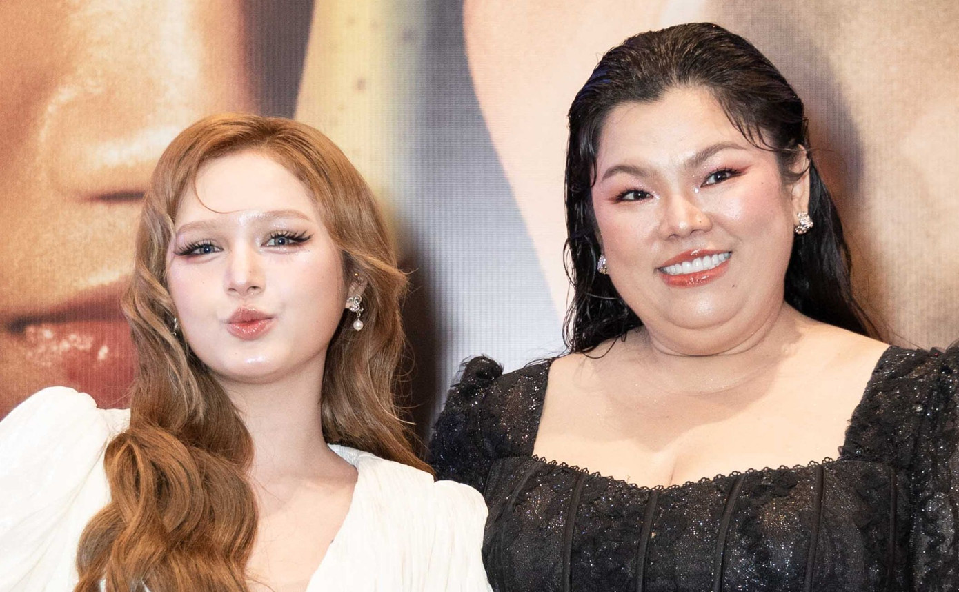 Các nghệ sĩ ủng hộ đoàn làm phim. Các nghệ sĩ ủng hộ đoàn làm phim.