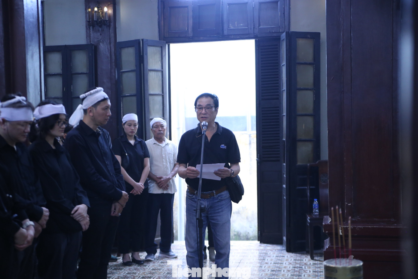 NSND Khải Hưng đọc điếu văn tại lễ tang NSND Nguyễn Hữu Phần. Ảnh: Gia Linh. NSND Khải Hưng đọc điếu văn tại lễ tang NSND Nguyễn Hữu Phần. Ảnh: Gia Linh.