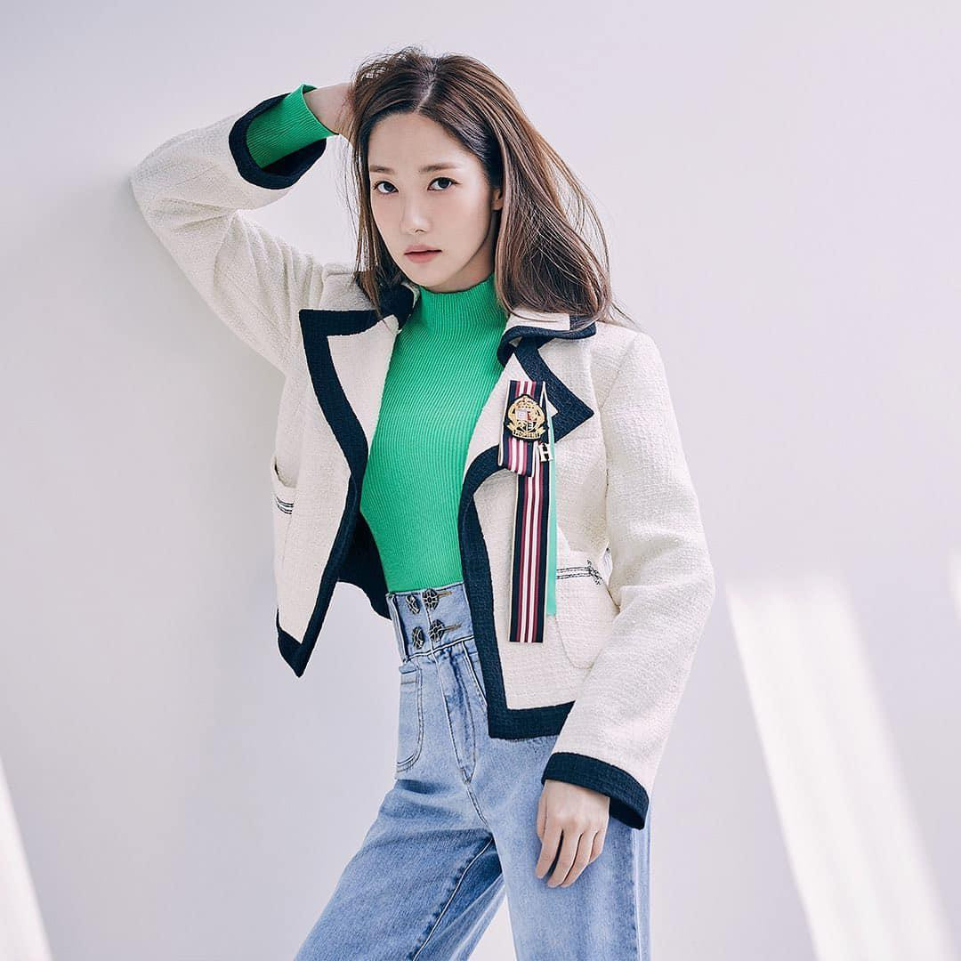 Các sản phẩm chủ đạo trong bộ sưu tập là blazer, áo len, sơ mi và quần jeans cá tính.