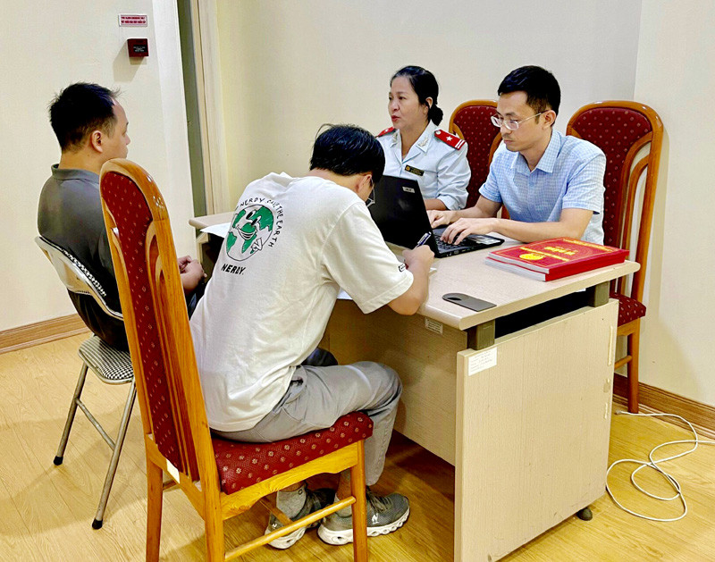 Hai chủ tài khoản bị xử phạt vì đăng tải thông tin sai sự thật liên quan đến ca sĩ Nguyễn Trần Trung Quân. Ảnh: Sở TT&TT Hà Nội. Hai chủ tài khoản bị xử phạt vì đăng tải thông tin sai sự thật liên quan đến ca sĩ Nguyễn Trần Trung Quân. Ảnh: Sở TT&TT Hà Nội.