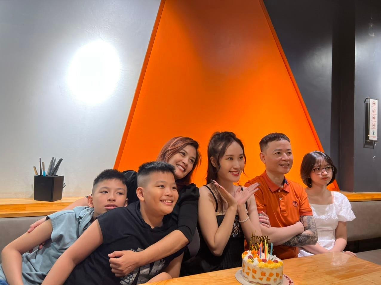 Hoa Thúy và chồng cũ- nam diễn viên Tùng Dương hội ngộ trong ngày sinh nhật con gái. Hoa Thúy và chồng cũ- nam diễn viên Tùng Dương hội ngộ trong ngày sinh nhật con gái.