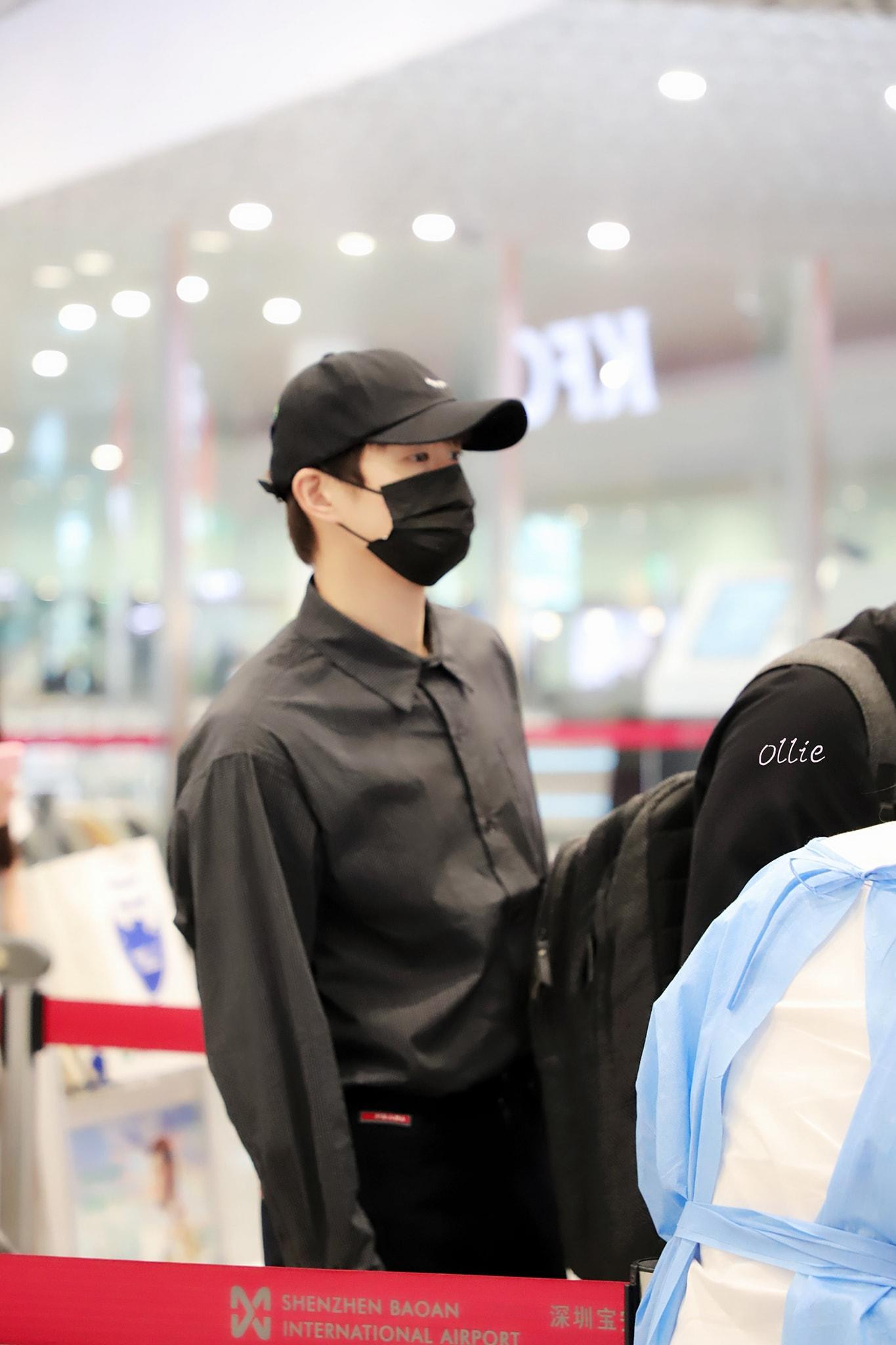 Ngụy Đại Huân cũng có mặt để làm thủ tục lên máy bay. Ngụy Đại Huân cũng có mặt để làm thủ tục lên máy bay.