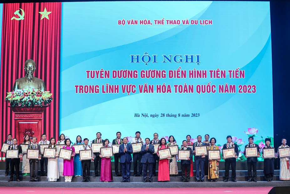 Bộ VHTTDL vinh danh 78 tấm gương tiêu biểu, đại diện cho phong trào thi đua của ngành văn hóa. Ảnh: Trần Huấn. Bộ VHTTDL vinh danh 78 tấm gương tiêu biểu, đại diện cho phong trào thi đua của ngành văn hóa. Ảnh: Trần Huấn.