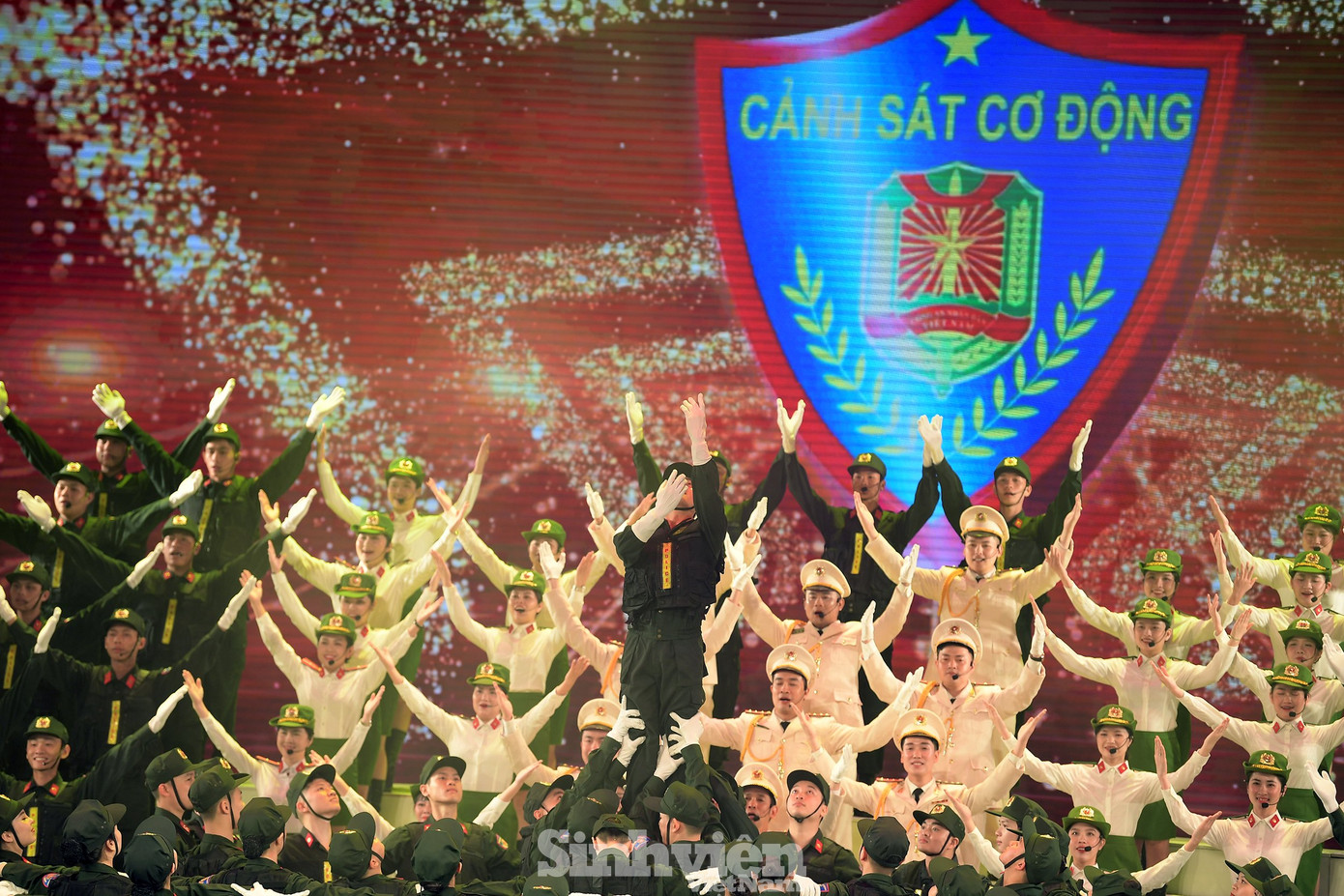 50 năm Cảnh sát Cơ động – Những chặng đường vinh quang là một trong những hoạt động văn hóa, nghệ thuật điểm nhấn trong chuỗi hoạt động chào mừng kỷ niệm 50 năm Ngày truyền thống lực lượng Cảnh sát Cơ động (15/4/1974 – 15/4/2024). Chương trình nói về lực lượng Cảnh sát Cơ động từ những ngày đầu mới thành lập, trải qua các giai đoạn trưởng thành, phát triển cho đến hôm nay.