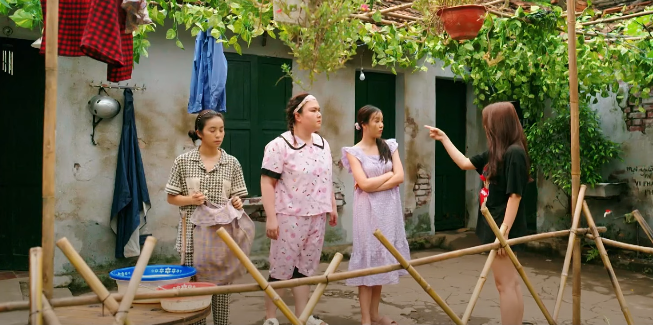 Hàng xóm xì xào về Nhung. Ảnh: CMH.