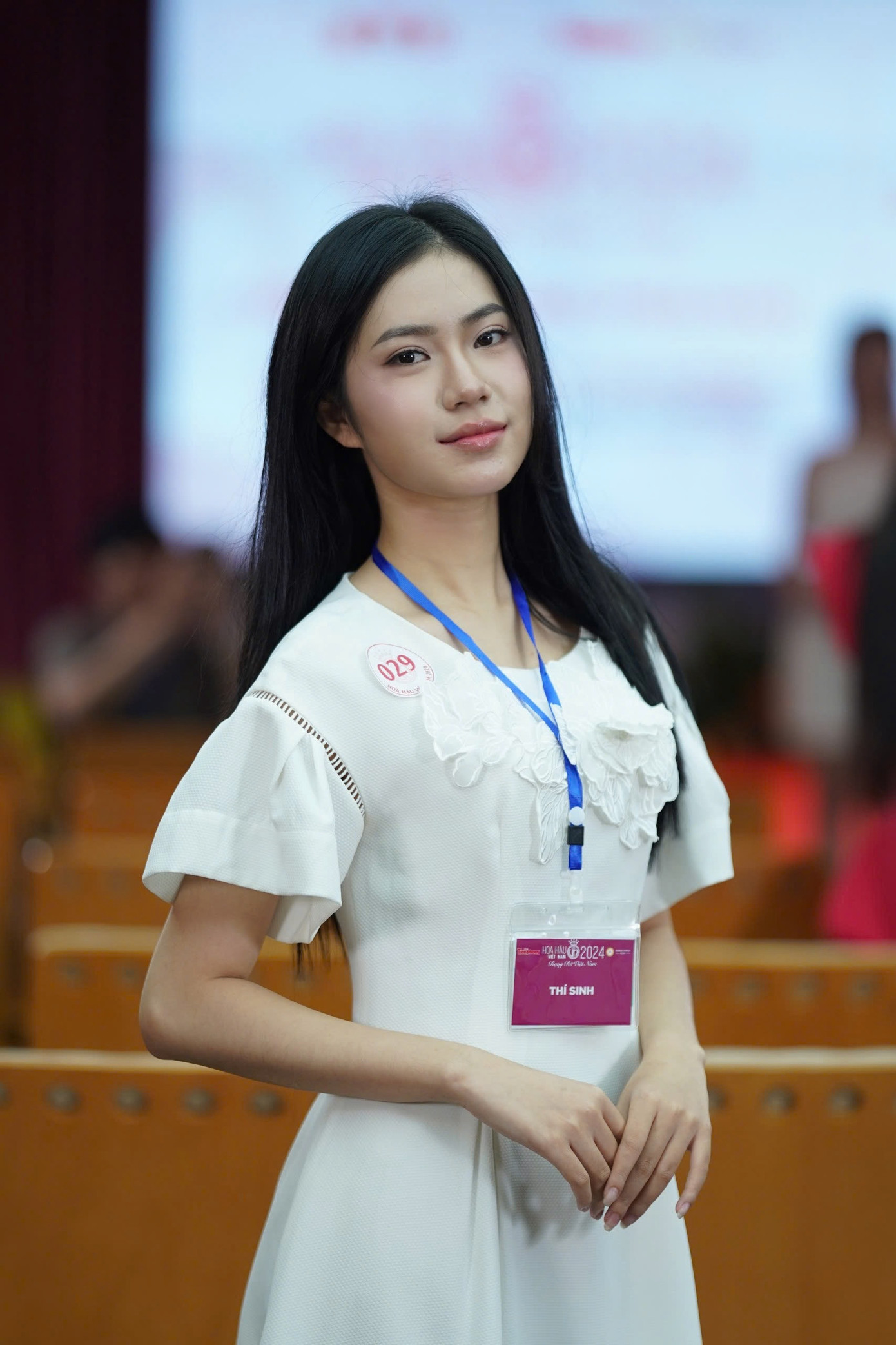 Thí sinh tạo dáng trước ống kính. Một số nữ sinh tự tin khoe tài ca hát, nói nhiều ngoại ngữ khác nhau.