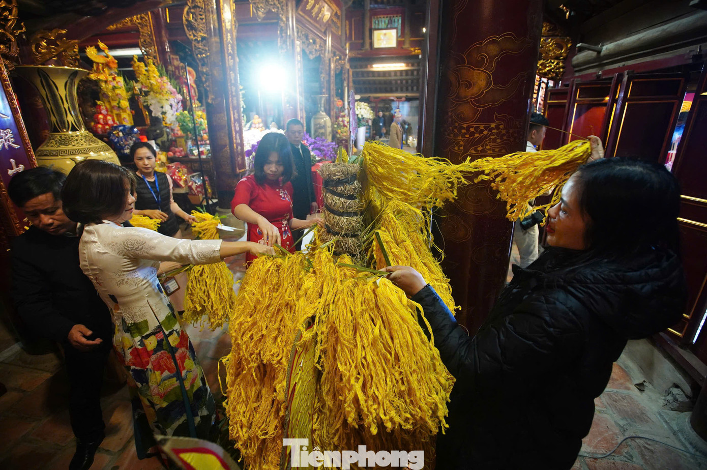 Giò hoa tre được chia nhỏ, phát cho người dân tham gia lễ hội Gióng tại đền Sóc.