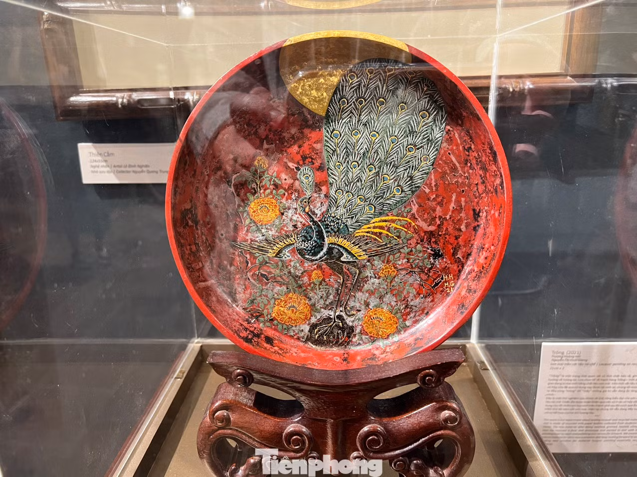 Họa sĩ, giám tuyển Nguyễn Thế Sơn nhận định triển lãm tôn vinh những nghệ nhân, những sáng tạo của nghệ sĩ, nhà sưu tập. "Những sưu tập về tác phẩm nghệ thuật đương đại là nguồn lực rất quý để làm giàu mạnh hơn bức tranh về văn hóa nghệ thuật nói riêng cũng như đẩy mạnh công nghiệp sáng tạo, công nghiệp văn hóa ở trên địa bàn Thủ đô", ông Thế Sơn nói. Họa sĩ, giám tuyển Nguyễn Thế Sơn nhận định triển lãm tôn vinh những nghệ nhân, những sáng tạo của nghệ sĩ, nhà sưu tập. "Những sưu tập về tác phẩm nghệ thuật đương đại là nguồn lực rất quý để làm giàu mạnh hơn bức tranh về văn hóa nghệ thuật nói riêng cũng như đẩy mạnh công nghiệp sáng tạo, công nghiệp văn hóa ở trên địa bàn Thủ đô", ông Thế Sơn nói.