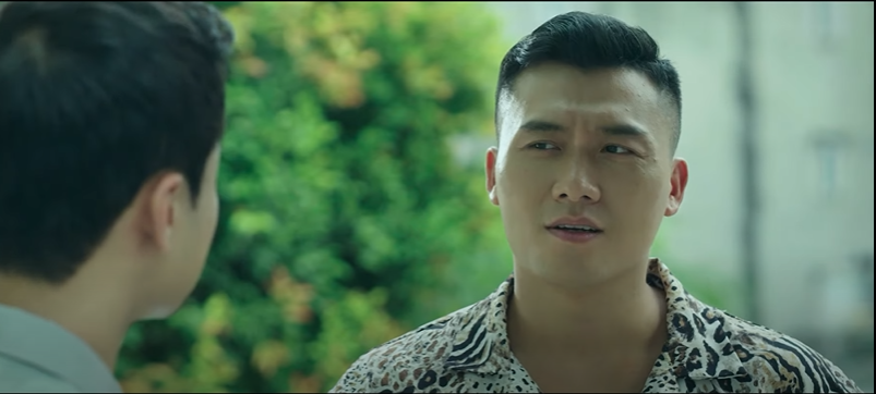 Phong và Vũ tiếp tục theo dõi kho hàng của TN Mobile. Ảnh: CMH.