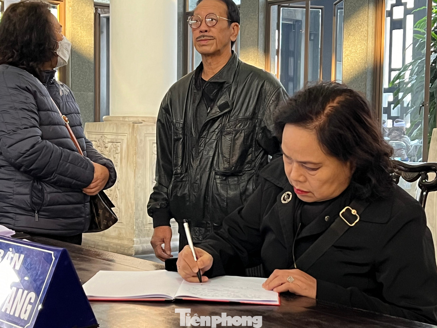 Nhà biên kịch Trịnh Thanh Nhã và đạo diễn Huy Hoàng ghi sổ tang. Ảnh: Gia Linh Nhà biên kịch Trịnh Thanh Nhã và đạo diễn Huy Hoàng ghi sổ tang. Ảnh: Gia Linh