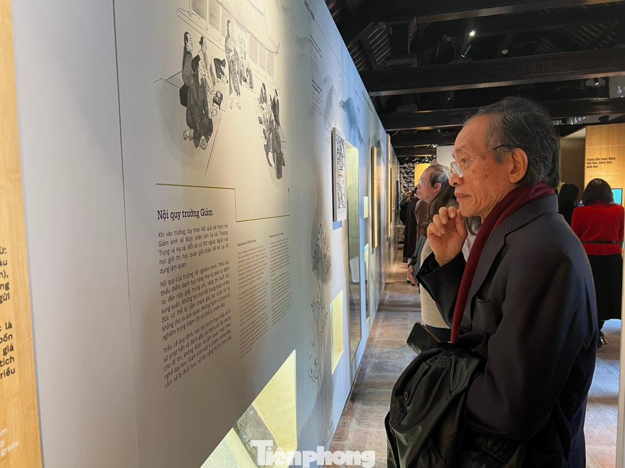 Trưng bày giới thiệu hơn 200 tài liệu, hiện vật, trong đó có những bức ảnh màu lần đầu tiên được công bố cùng với những hiện vật khảo cổ quý giá, minh chứng cho sự ra đời của Quốc Tử Giám. Ảnh: NGỌC ÁNH.