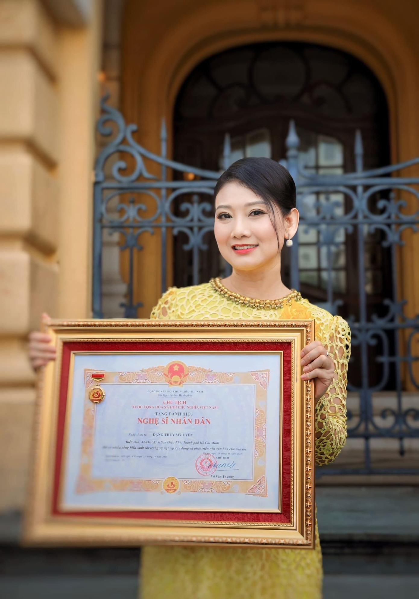 Nghệ sĩ Mỹ Uyên nhận danh hiệu NSND khi bước sang tuổi 50. Nữ nghệ sĩ tự thấy xứng đáng với danh hiệu được trao tặng: &quot;Tôi không dám nói mình đã cống hiến hay đóng góp gì nhiều nhưng tôi yêu nghề, yêu công việc này. Đây là nghề nghiệp chính thức của tôi, tôi luôn tâm niệm nếu không sống hết mình, không dành tâm huyết cho nghề nghiệp, mình không gặt hái được thành quả nào cả&quot;, NSND Mỹ Uyên trải lòng.