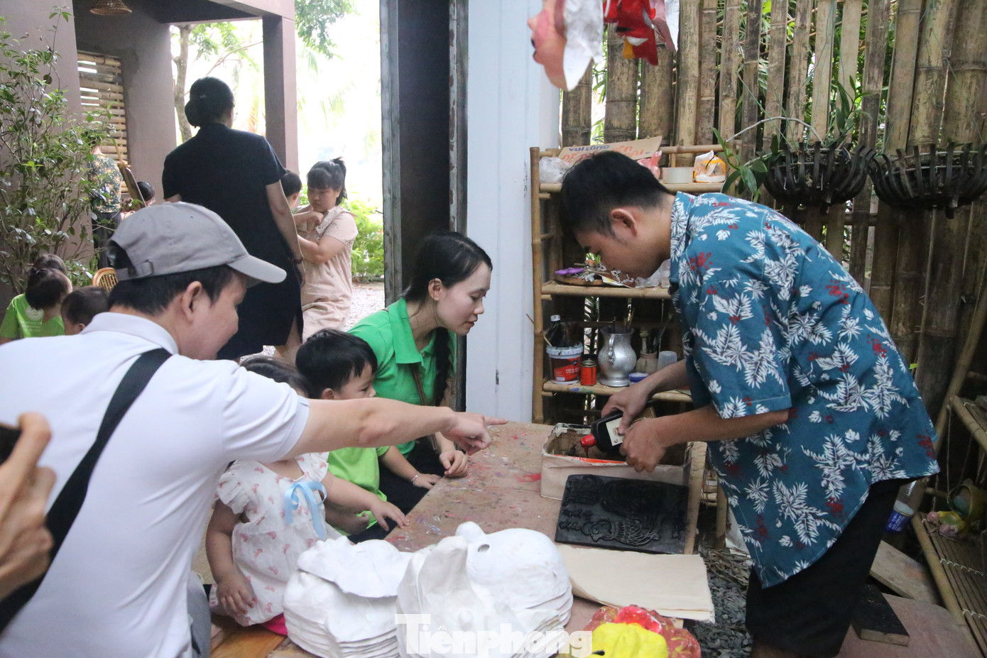 Hoạt động in mực bản, in tranh trên giấy dó được ưa thích. Dịp nghỉ lễ 2/9, Phường Bách Nghệ đón khoảng 200 lượt khách/ngày.