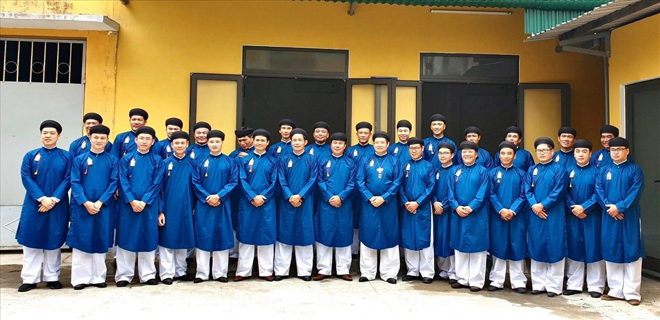 Nam cán bộ, công chức ở Huế mặc áo dài đi làm. Nam cán bộ, công chức ở Huế mặc áo dài đi làm.