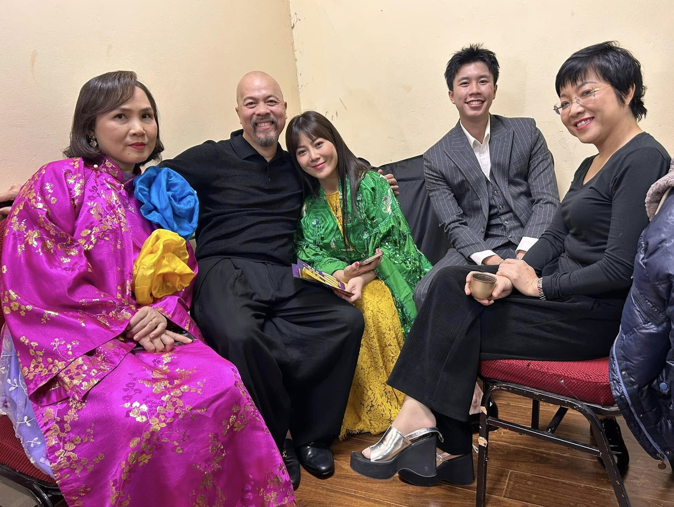 Trên mạng xã hội, các nghệ sĩ cũng đăng ảnh hé lộ tạo hình. Táo Quân 2025 có sự tham gia của một số diễn viên truyền hình như Anh Thơ, Thanh Hương. Ở hậu trường, diễn viên trẻ Long Vũ - con trai nghệ sĩ Vân Dung - cũng có mặt.