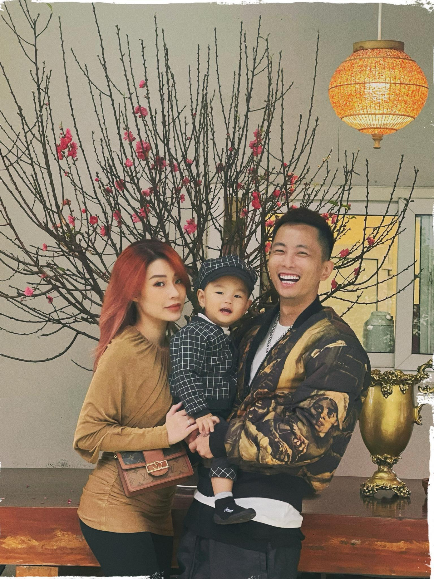 Rhymastic đón Tết bên vợ con. Anh có một năm 2021 ấn tượng khi chuyển từ vai trò ban giám khảo sang huấn luyện viên của Rap Việt mùa 2. Rhymastic cho thấy mình rất &quot;mát tay&quot; khi có tới 3 thí sinh lọt vào chung kết của chương trình.