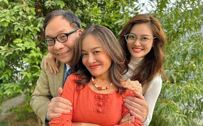 Nghệ sĩ Tú Oanh là gương mặt quen thuộc trên sân khấu Nhà hát Tuổi trẻ, nhưng hầu như không xuất hiện ở màn ảnh nhỏ. Năm 2021 đánh dấu sự trở lại màn ảnh nhỏ của chị với vai bà Bích trong Hương vị tình thân sau khi chị nghỉ chế độ sớm ở Nhà hát. Những năm sau đó, chị trở lại tham gia phim truyền hình trên sóng giờ vàng. Nghệ sĩ Tú Oanh từng chia sẻ với Tiền Phong rằng làm nghề không vì mục đích nổi tiếng, bởi nghệ thuật với chị là đam mê. Thời trẻ, Tú Oanh nhận được không ít lời mời, cơ hội để nổi tiếng nhiều hơn, song chị chọn lùi lại làm hậu phương.