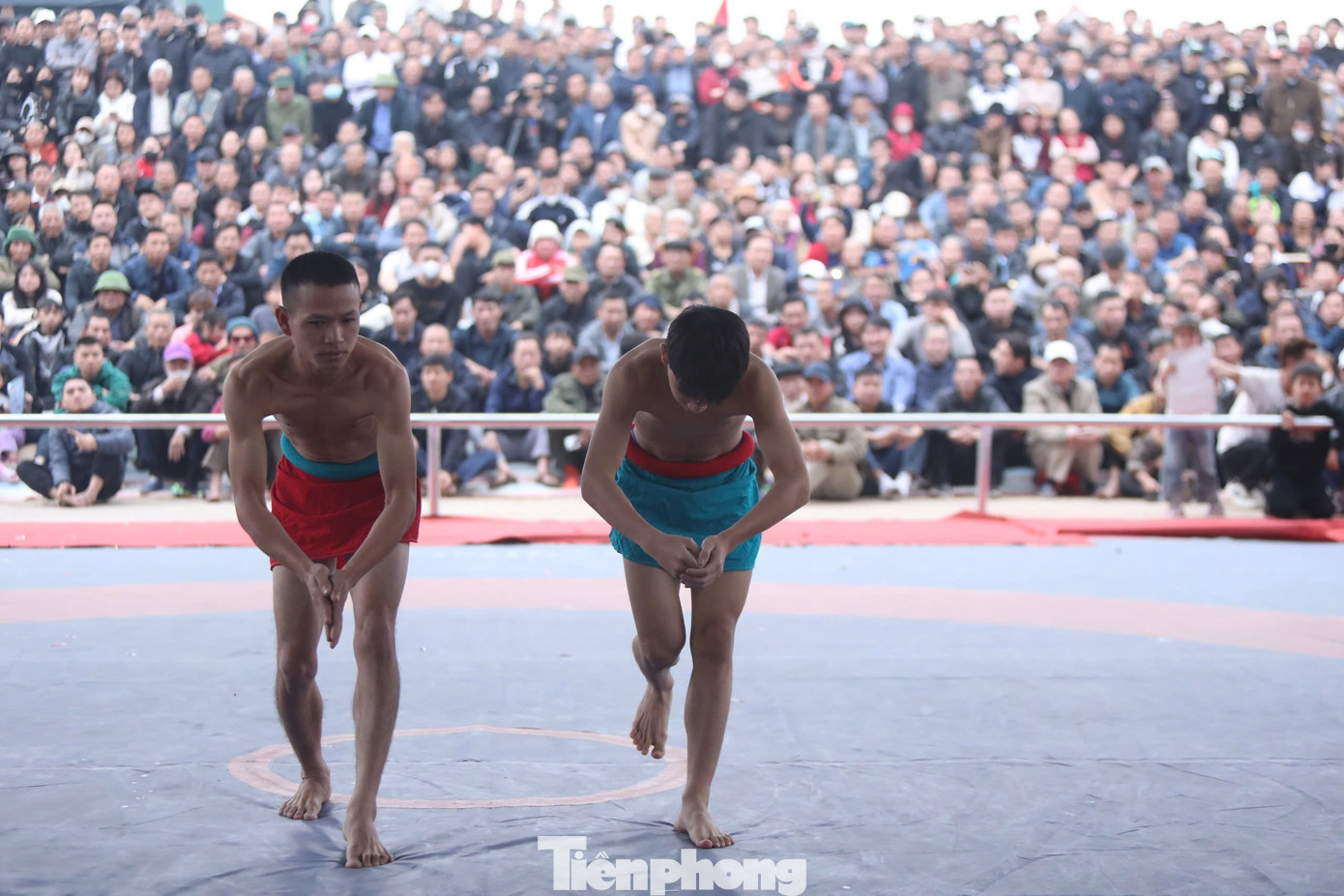 Các đô vật trẻ được khán giả cổ vũ nhiệt tình.