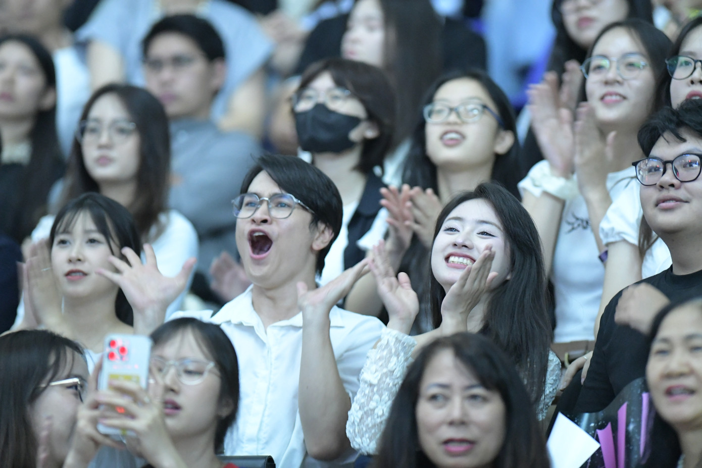 Khán giả vỡ òa cảm xúc. Khán giả vỡ òa cảm xúc.