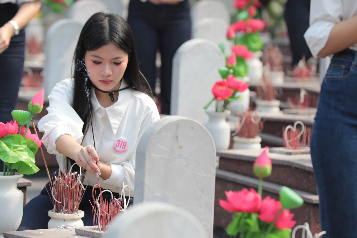 Thí sinh thắp hương tại bia mộ liệt sĩ.