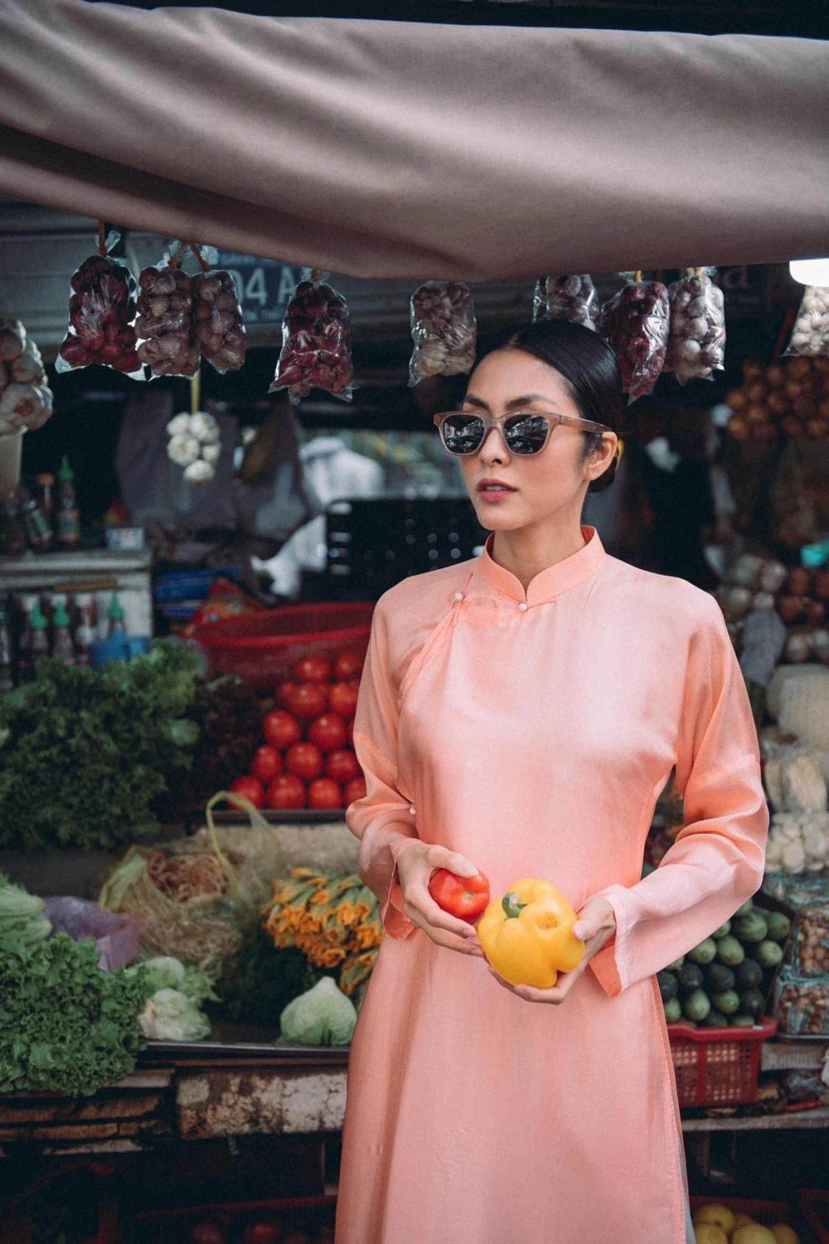 Nhiều họa sĩ, nhà thiết kế cải tiến áo dài để tôn vinh nét duyên dáng của phụ nữ. Nhiều họa sĩ, nhà thiết kế cải tiến áo dài để tôn vinh nét duyên dáng của phụ nữ.