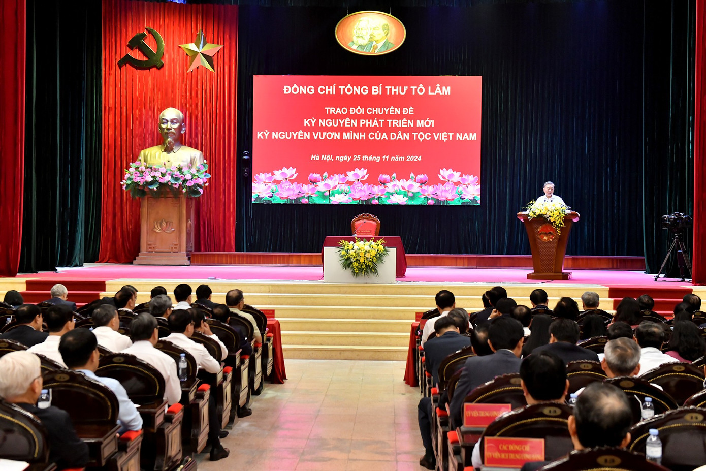 Tổng Bí thư Tô Lâm trao đổi chuyên đề về kỷ nguyên phát triển mới, kỷ nguyên vươn mình của dân tộc. Tổng Bí thư Tô Lâm trao đổi chuyên đề về kỷ nguyên phát triển mới, kỷ nguyên vươn mình của dân tộc.