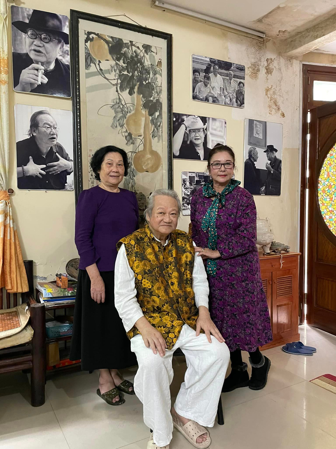 Đạo diễn Đào Trọng Khánh chụp ảnh cùng đồng nghiệp thế hệ kế cận.