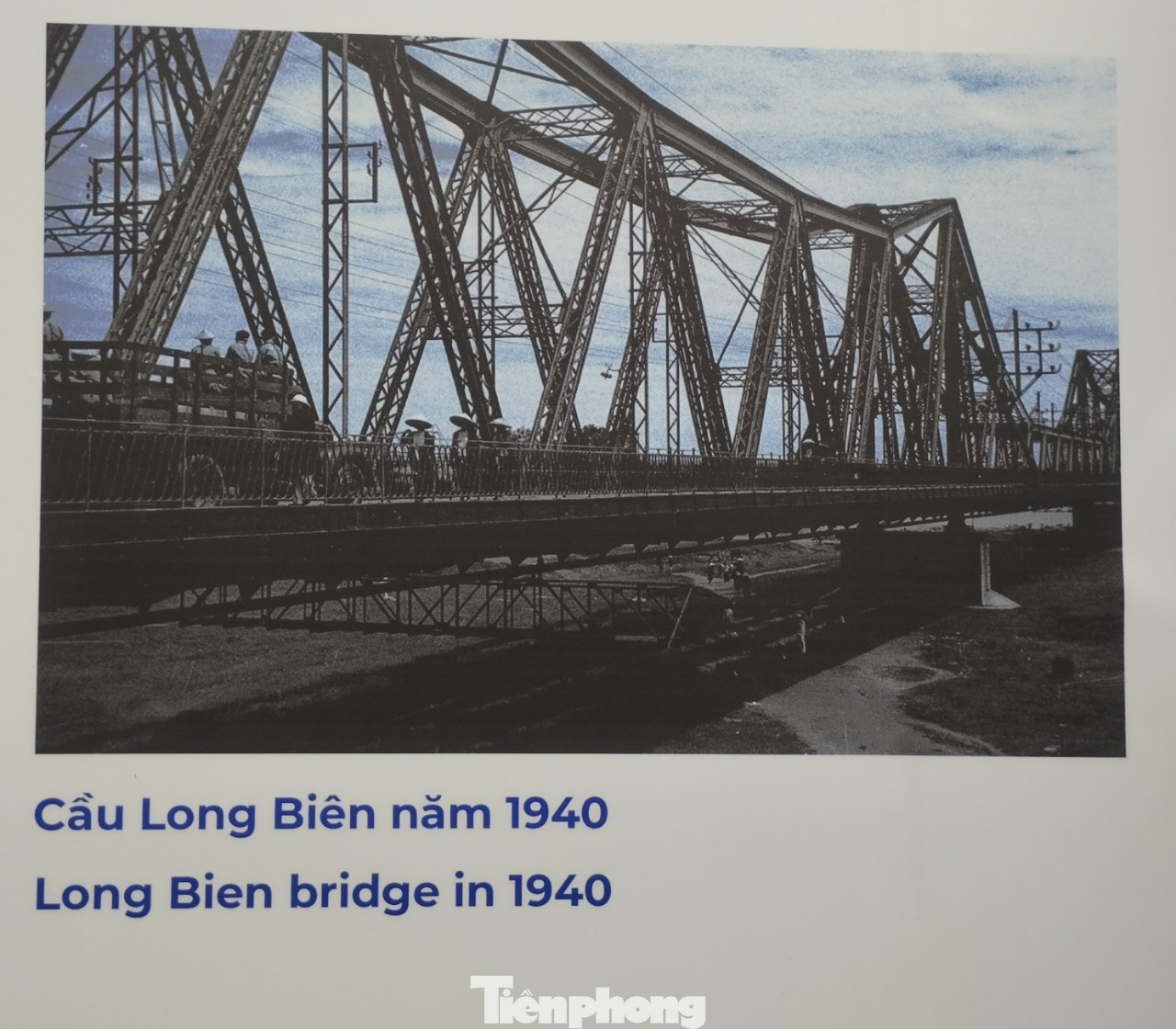 Hình ảnh cầu Doumer năm 1940 (sau năm 1945 đổi tên thành cầu Long Biên). Trong kháng chiến chống Mỹ, cây cầu đóng vai trò quan trọng trong con đường chi viện cho chiến trường miền Nam. Vì thế, cây cầu trở thành trọng điểm bắn phá ác liệt của không quân Mỹ. Năm 2014, cầu Long Biên được gắn biển Địa điểm lưu niệm sự kiện cách mạng kháng chiến.