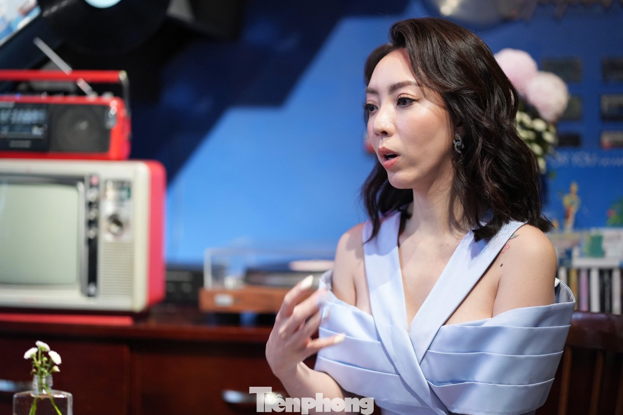 Nghệ sĩ Thu Trang từng có thời điểm sợ bị đóng khung trong dạng vai hài. "Trước đây, khán giả thấy tôi nhiều trên game show. Lúc nào cũng hài hước, vui vẻ. Tôi sợ khán giả không chấp nhận mình thay đổi. Thời điểm này, tôi thích đóng những vai tâm lý hơn đóng hài", Thu Trang kể. Ảnh: Trọng Quân.