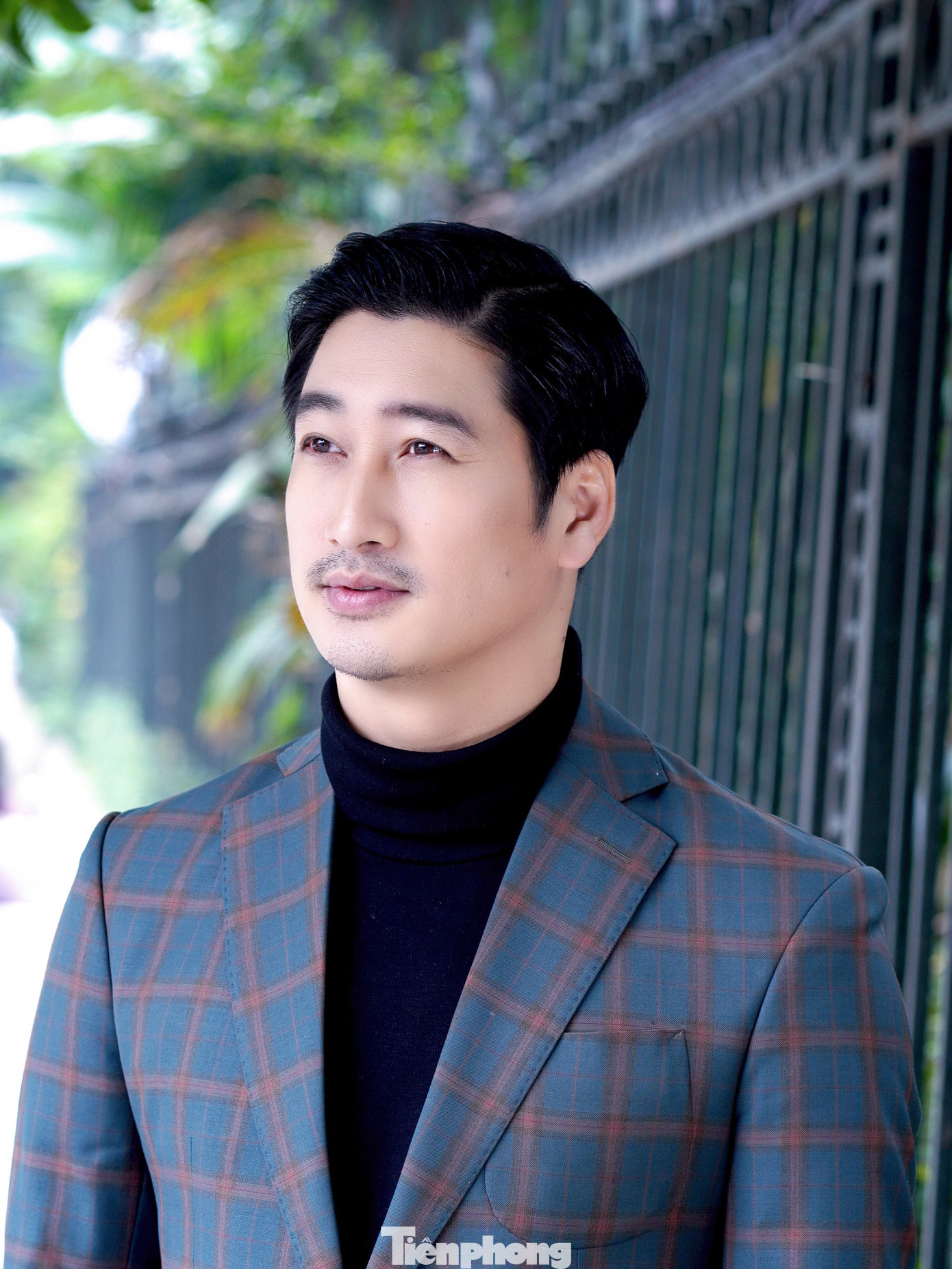 Ngọc Quỳnh bắt đầu hoạt động nghệ thuật từ thời sinh viên, nam diễn viên từng tham gia nhiều bộ phim và để lại ấn tượng như: Hoa cỏ may, Đi qua ngày giông bão, Tình yêu không hẹn trước, Tin vào điều không thể, Hoa hồng trên ngực trái, Hồ sơ cá sấu, Mặt nạ gương... Anh từng công tác ở Đoàn kịch Công an nhân dân và Nhà hát Kịch Việt Nam một thời gian ngắn trước khi về đầu quân cho Nhà hát kịch Hà Nội. Ảnh: TRỌNG QUÂN.