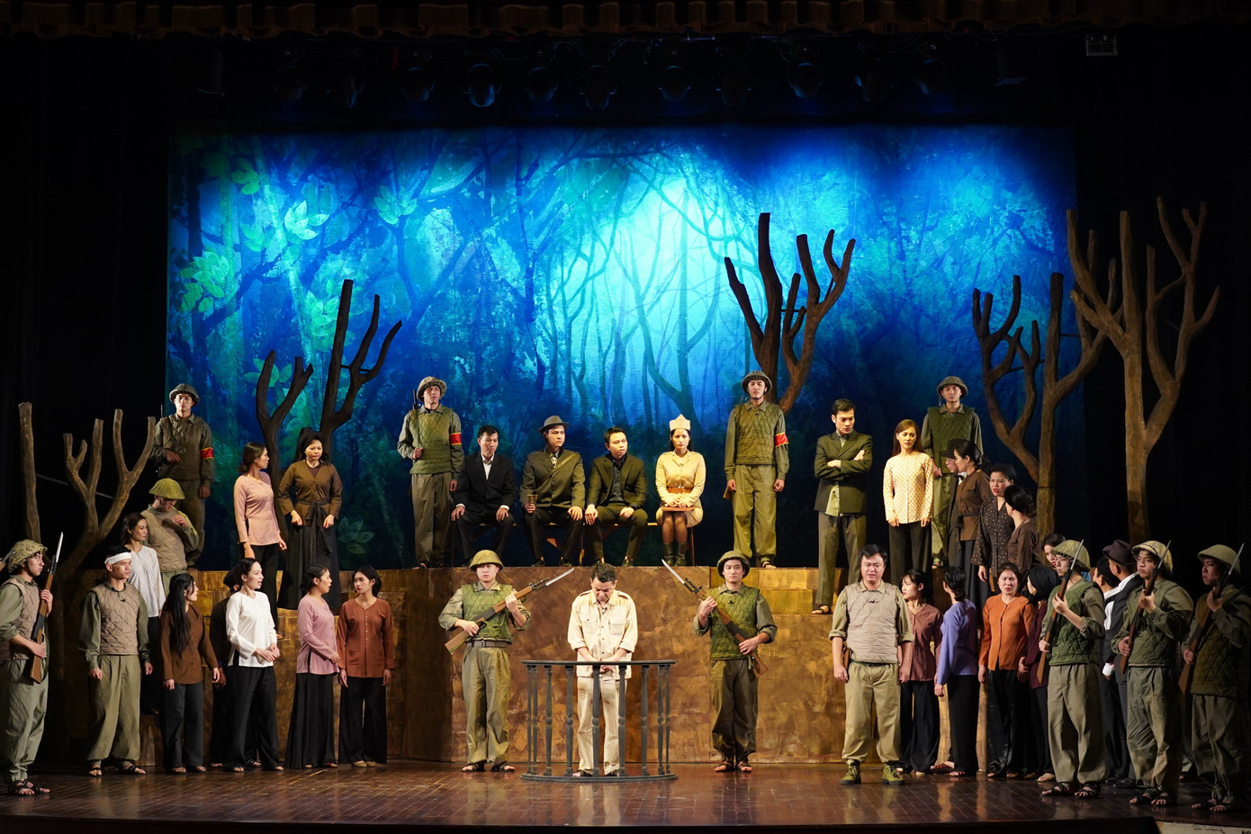 Nhà hát kịch Việt Nam lựa chọn hai trích đoạn trong vở Đêm trắng để dự thi. Nhà hát kịch Việt Nam lựa chọn hai trích đoạn trong vở Đêm trắng để dự thi.