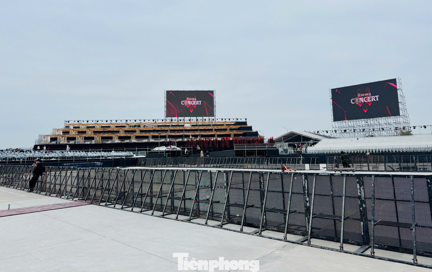 8 màn LED dựng quanh sân khấu phục vụ khán giả. Chương trình dự kiến đón hàng chục nghìn người tham dự.